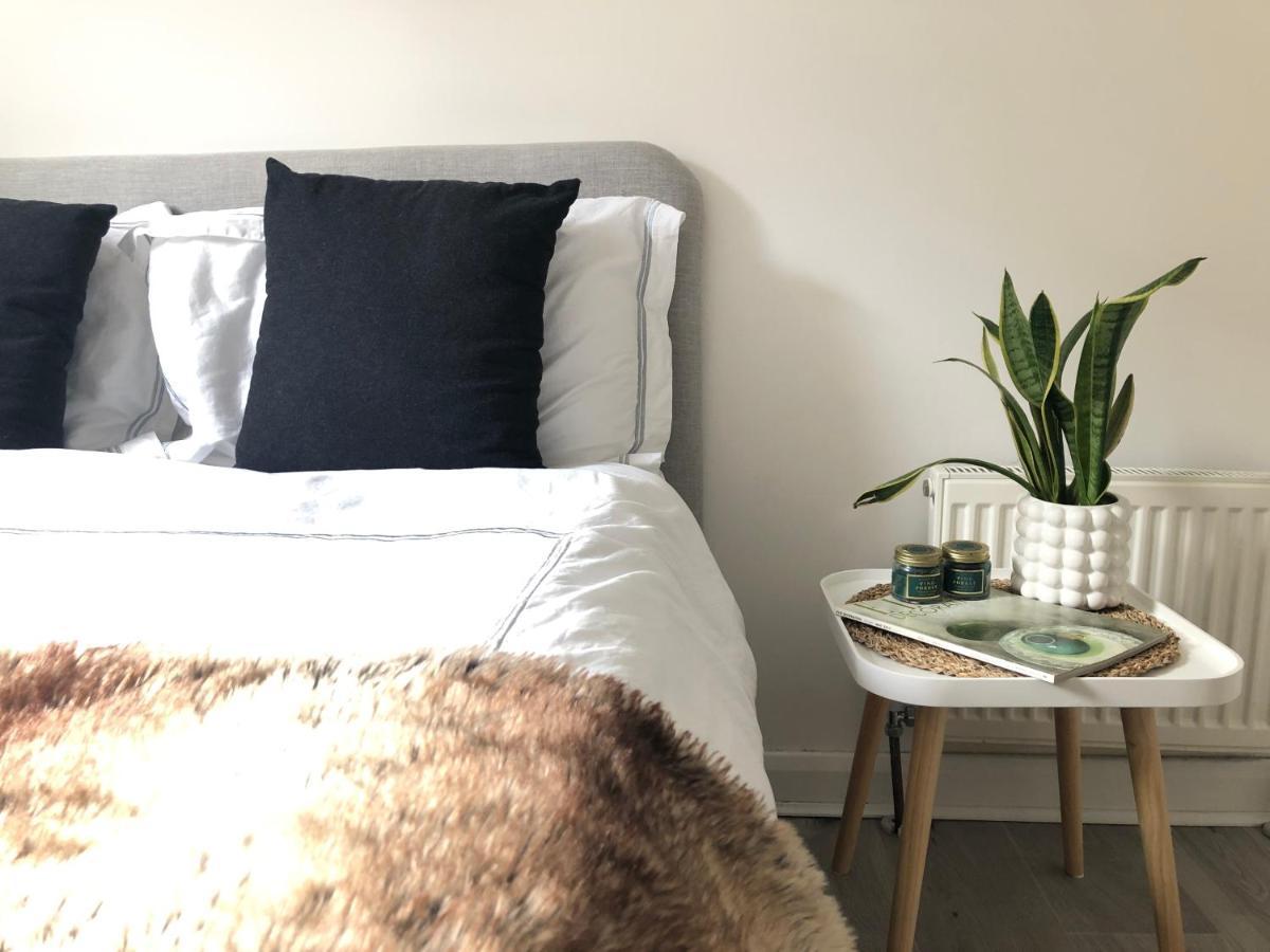 Bright one bedroom apartment in Chiswick Londen Buitenkant foto