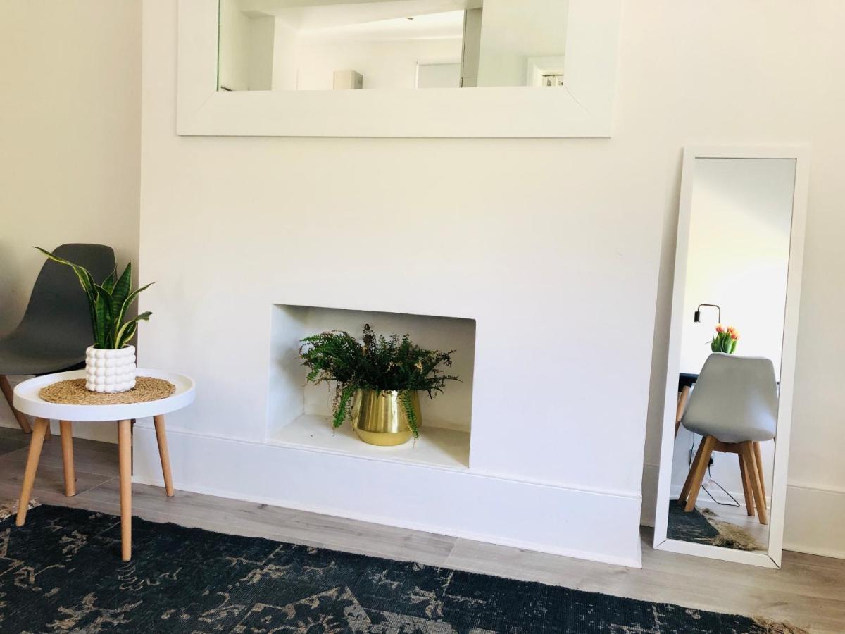 Bright one bedroom apartment in Chiswick Londen Buitenkant foto