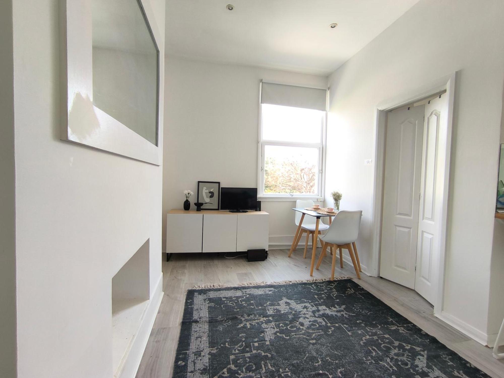 Bright one bedroom apartment in Chiswick Londen Buitenkant foto